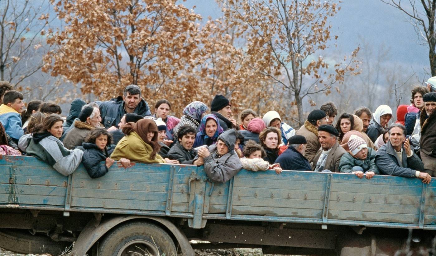 Befolkningen i Kosovo flykter fra sitt hjemland under krigen i 1999. Foto: UN Photo/UNHCR/Roger LeMoyne.